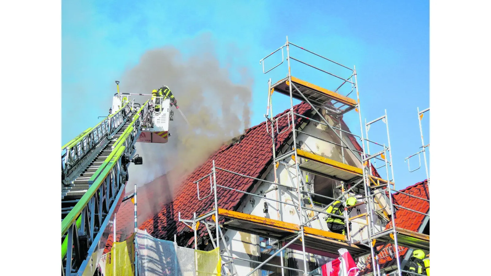 Dachstuhl steht in Flammen (Foto: mk)