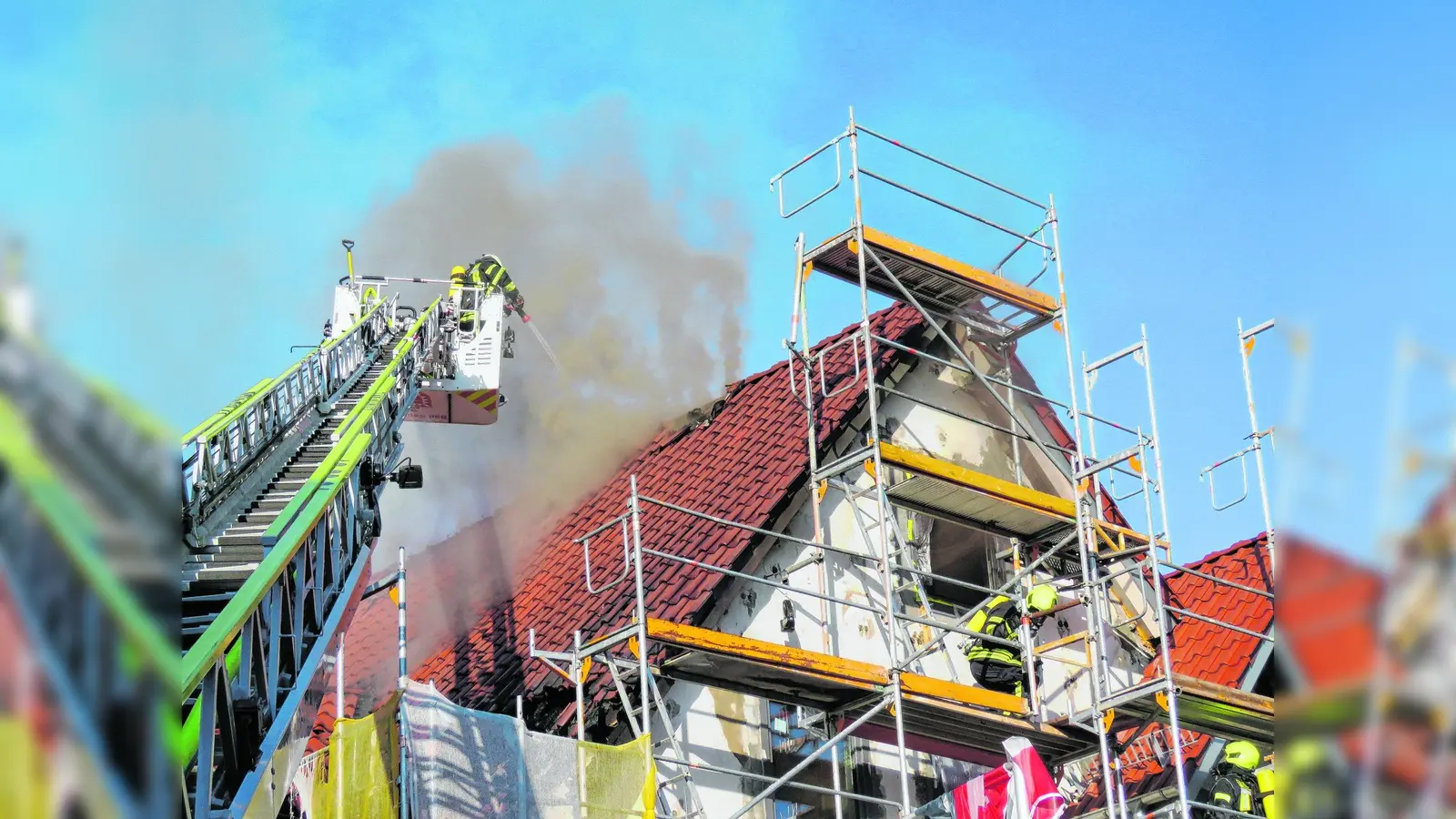 Dachstuhl steht in Flammen (Foto: mk)