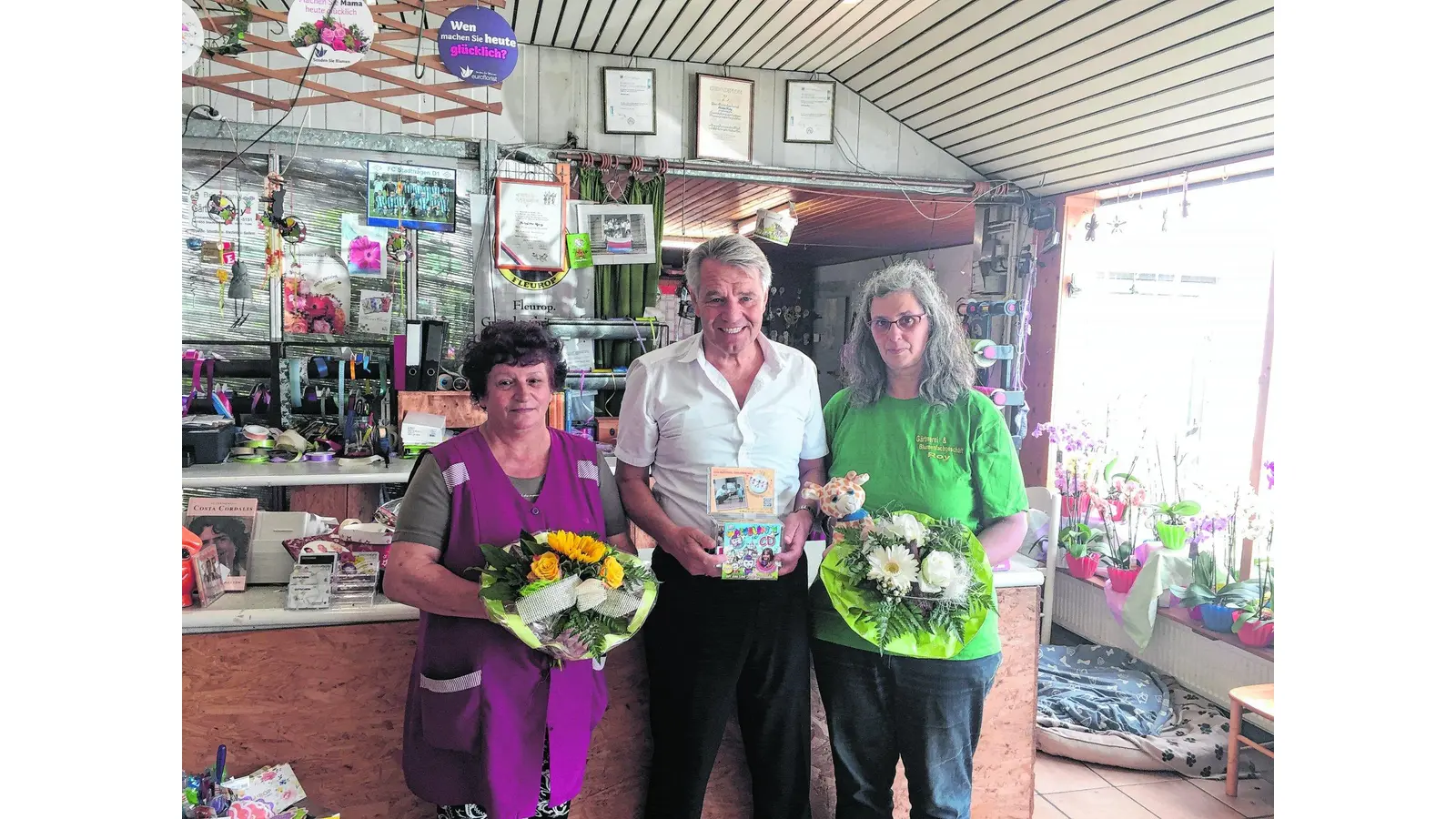 Blumen Roy und Team sammeln (Foto: ds)
