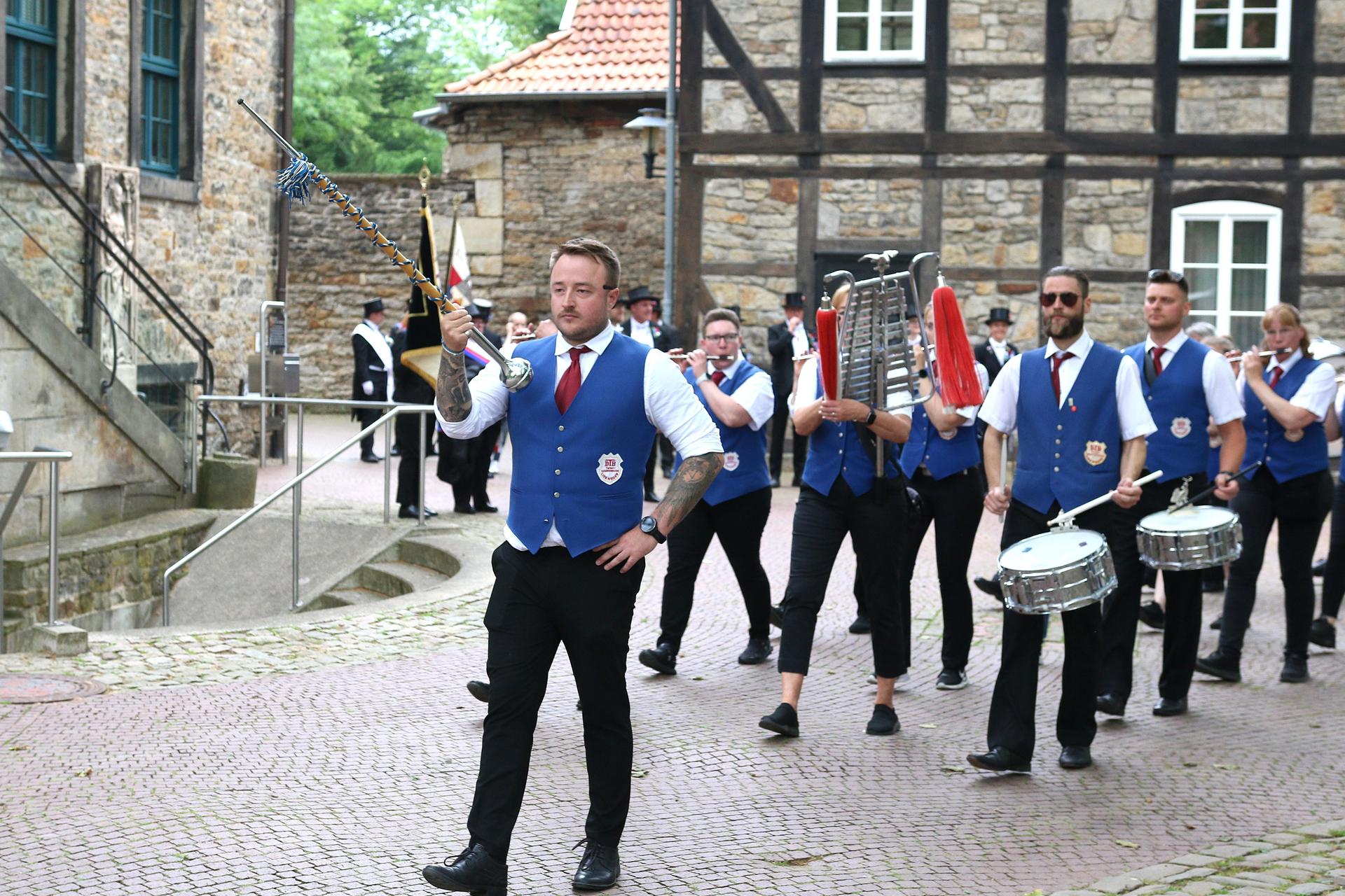 Die Stadthäger haben am Mittwoch den Start des Schützenfestes fröhlich gefeiert.  (Foto: bb)