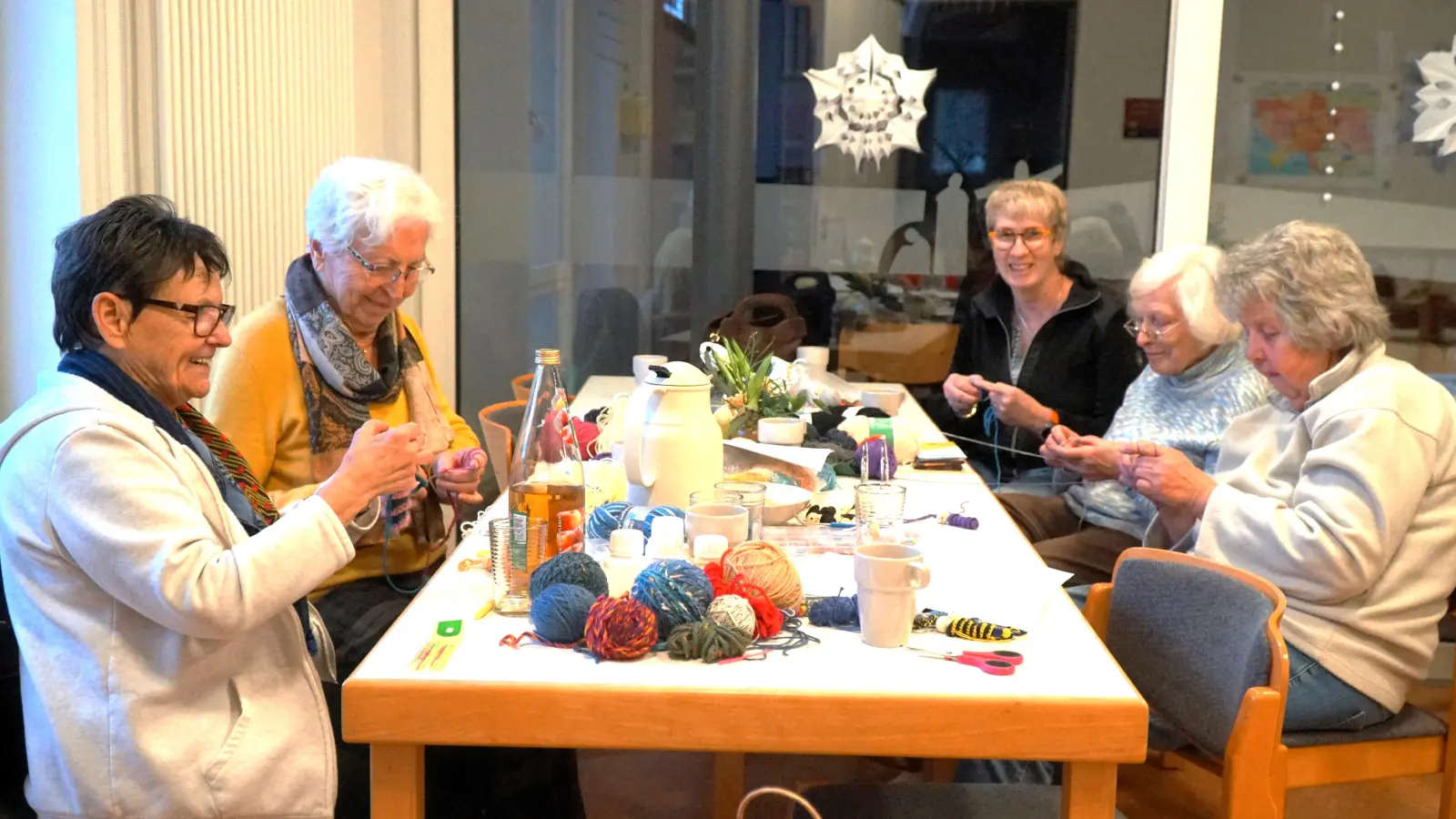 Für den guten Zweck: In den Gemeinderäumen wird gehäkelt. (Foto: privat)