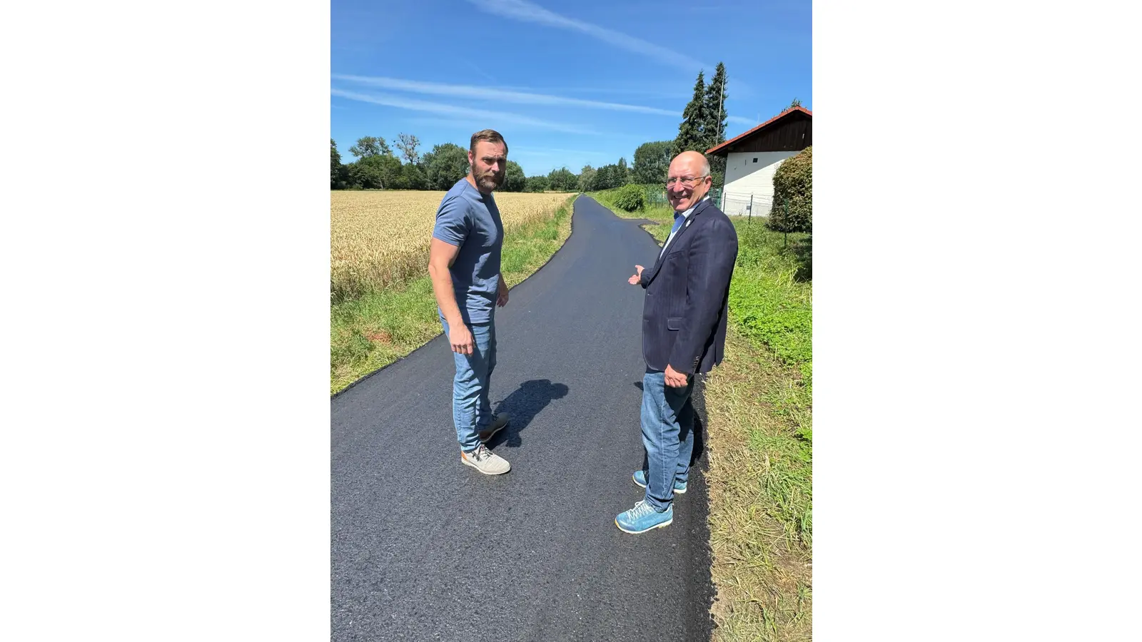 Gelungen. Norman Levin (li.) und Bürgermeister Ralf Sassmann sind voll des Lobes über das Ergebnis der Radwegsanierung. (Foto: Stadt Rodenberg)