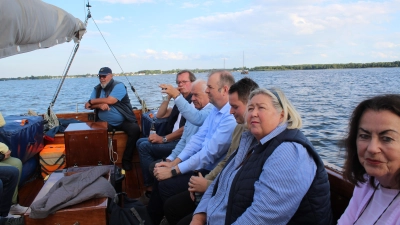Engagiert sich für Steinhude und das Steinhuder Meer: Ortsbürgermeisterin Christiane Schweer anlässlich einer Bootstour zur Schlammentwicklung. (Foto: wb)