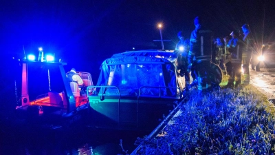 Das Rettungsboot 2 schleppte das ha­va­rierte Boot (Bildmitte) zum sicheren Legeplatz. (Foto: Michael Jedamzik)