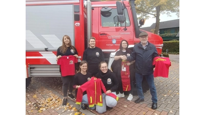 Die Betreuerinnen mit Krainhagens Ortsbürgermeister Hermann Albers und den gesponserten T-Shirts. Die Hosen und Jacken werden beschafft.<br> (Foto: privat)