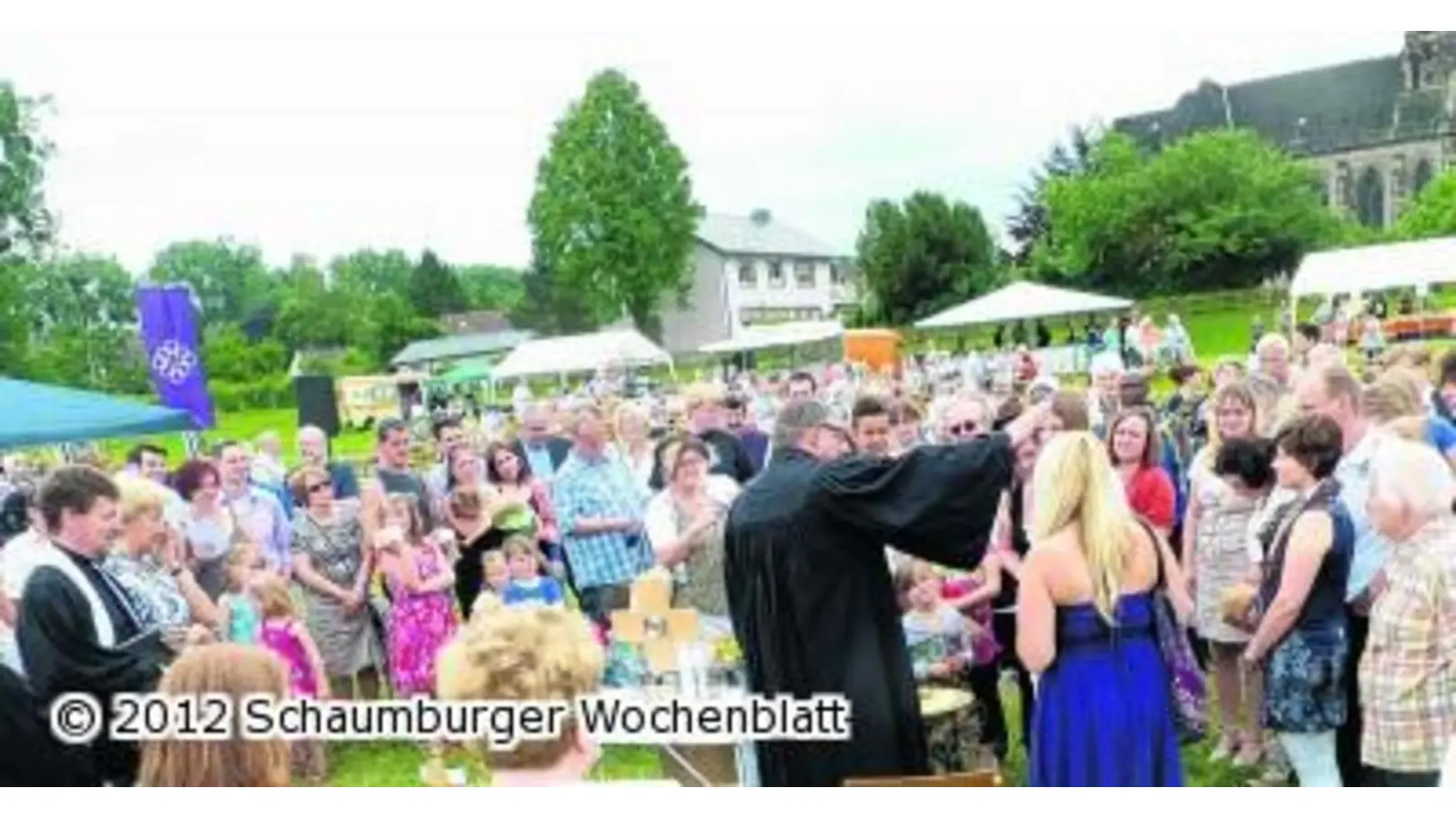 Am Ende werden alle Besucher von Petrus persönlich getauft (Foto: km)