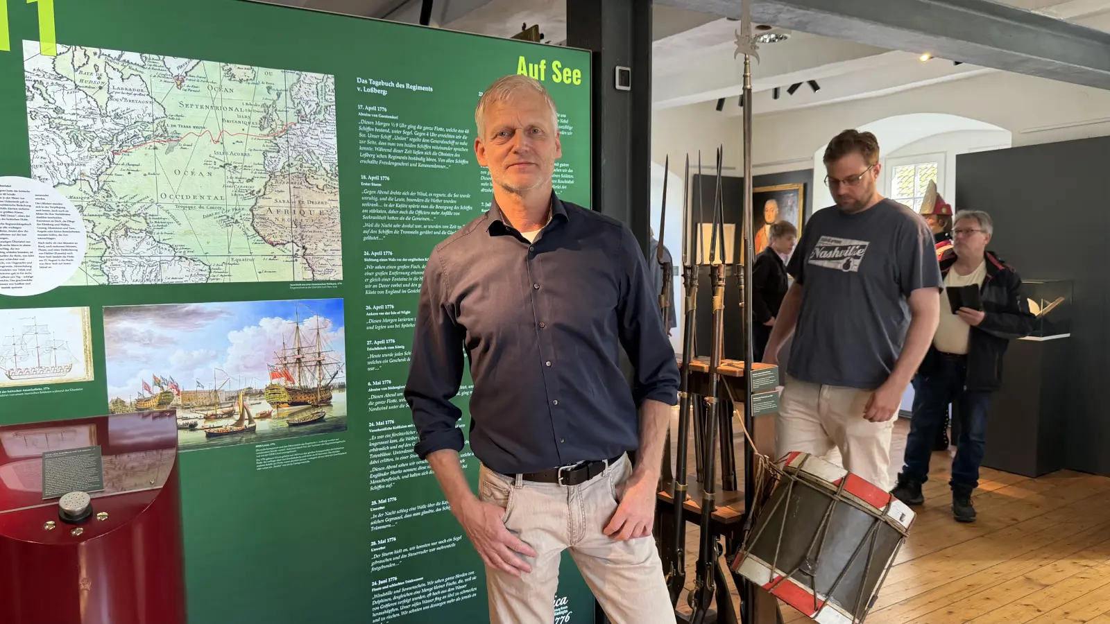 Dr. Stefan Meyer ist stolz auf die vielen Exponate der Ausstellung.  (Foto: ste)