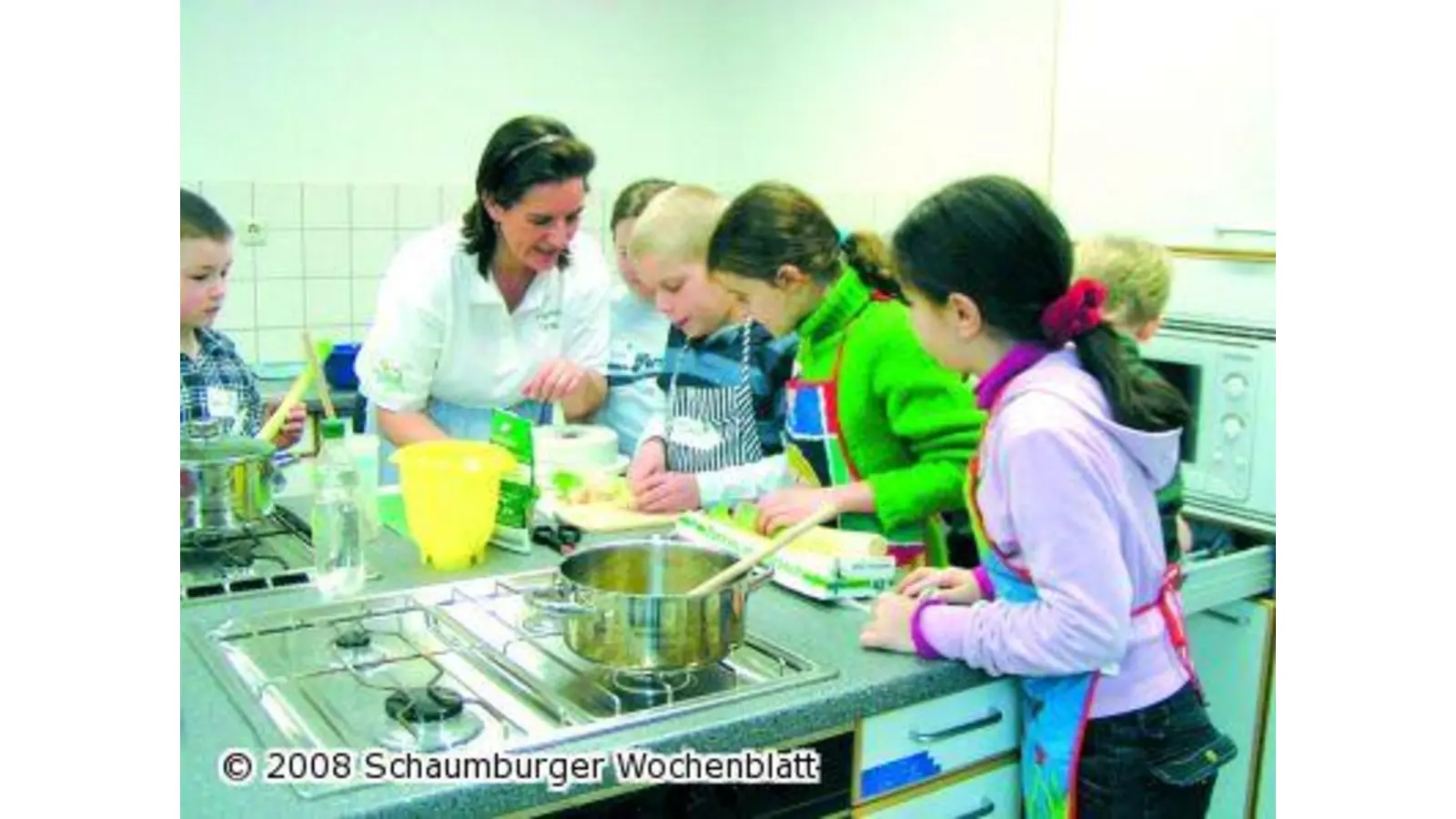 Landfrauen kochen mit Kindern (Foto: red)
