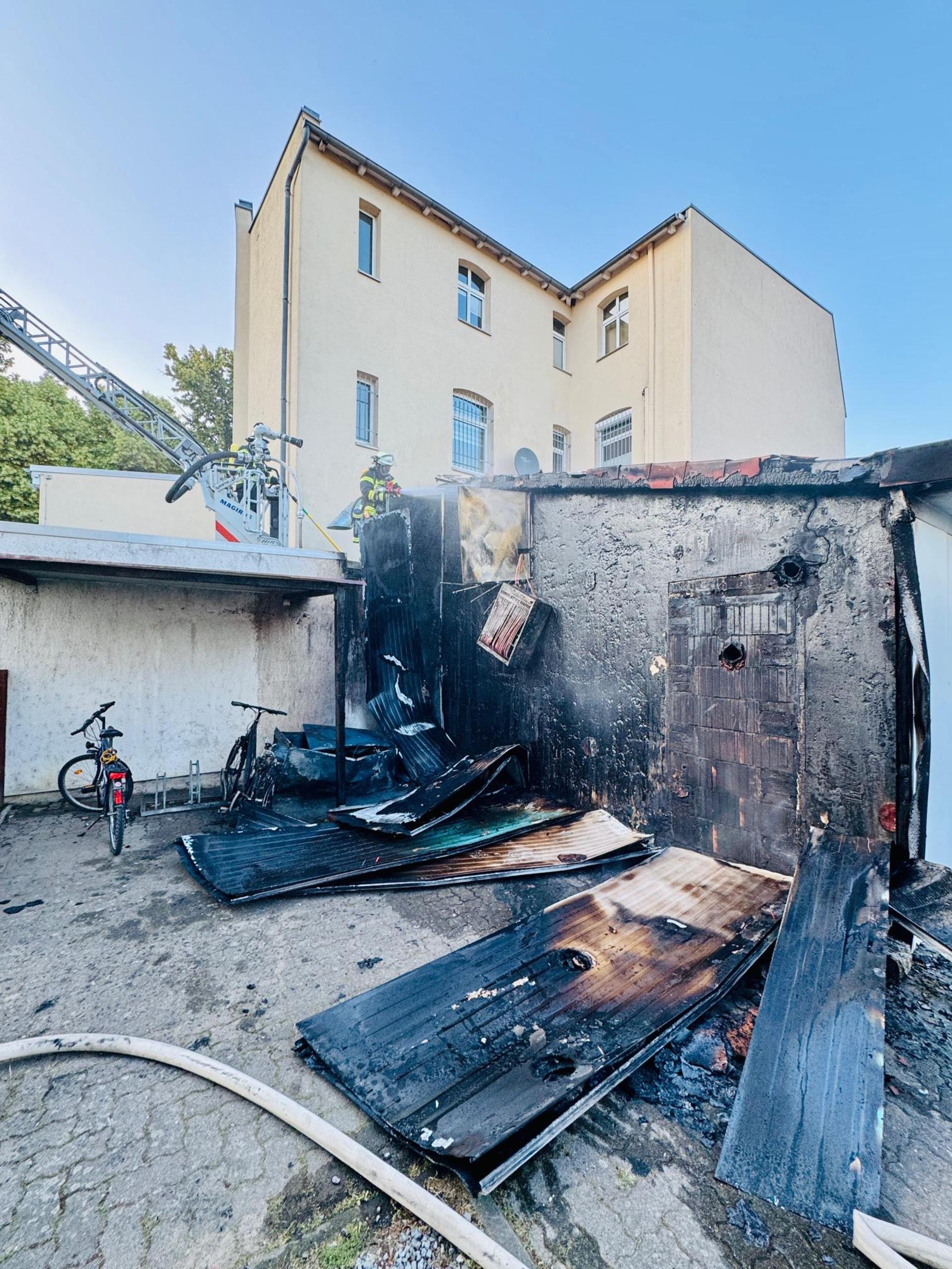 Nach den Löscharbeiten: Die rückwärtige Fassadenverkleidung eines Gebäudes. (Foto: Feuerwehr)