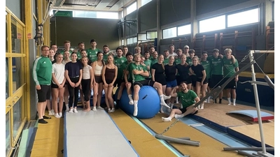 Gemeinsames Foto des Teams des VfL mit den Turnerinnen der VTR und Trainer Neubert. (Foto: privat)