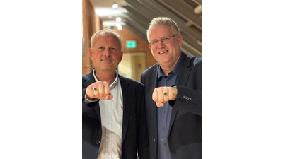 Stephan Lotz (li.) und Sebastian Klein werden mit dem Ehrenring der Stadt Rodenberg ausgezeichnet.  (Foto: privat)
