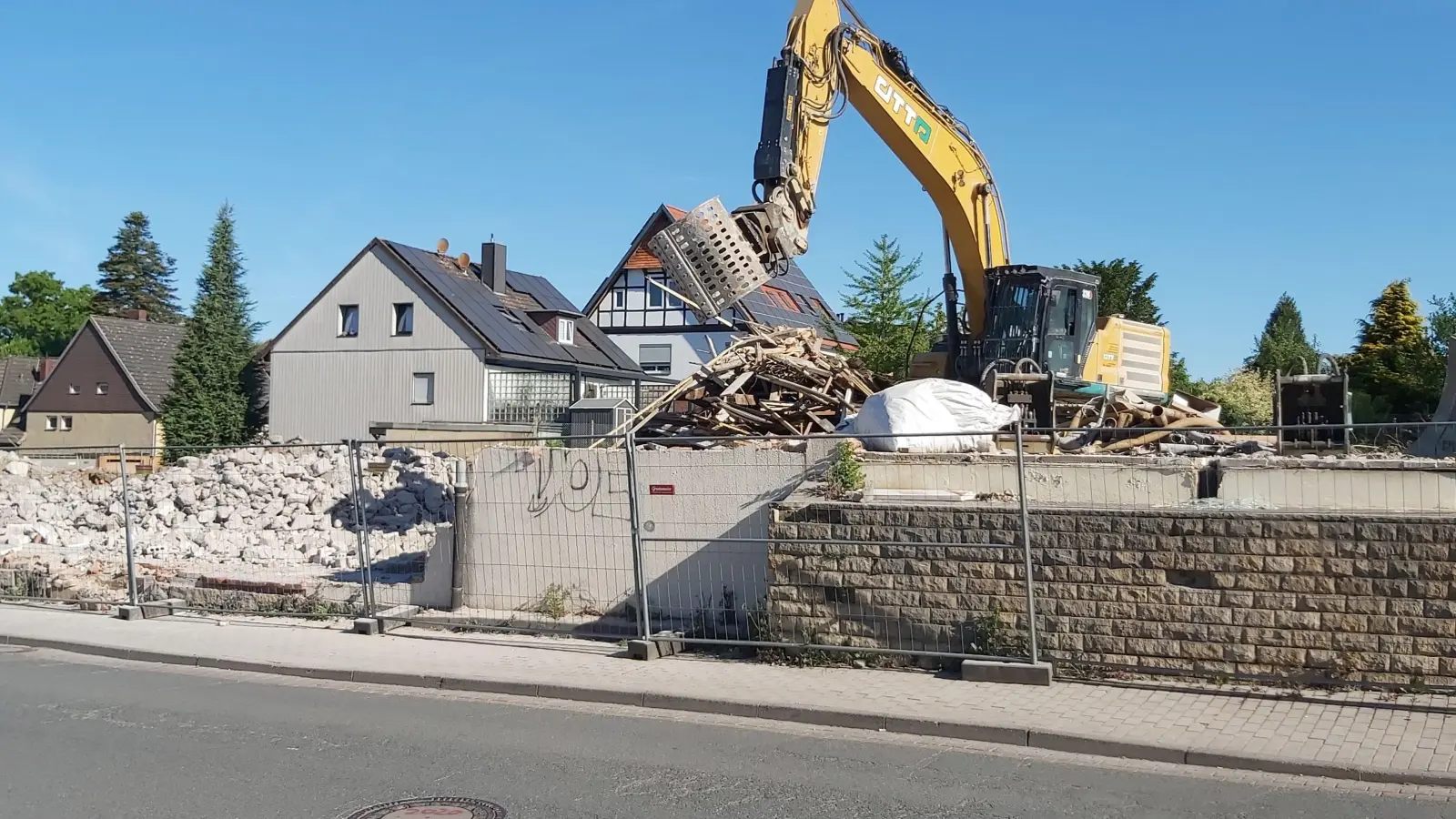 Rückbau der alten Immobilie macht Weg für zwei Kreisel frei. (Foto: gk)