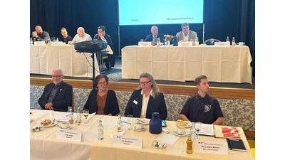 Das Präsidium des DRK-Kreisverbandes mit Markus Metschke (obere Reihe von links), MdL Colette Thiemann, Oliver Muik, Vizepräsident Axel Wohlgemuth, Präsident Rainer Brombach und Vorstandsvorsitzender Thomas Hoffmann sieht den Kreisverband gut aufgestellt. (Foto: Bernd Koller)