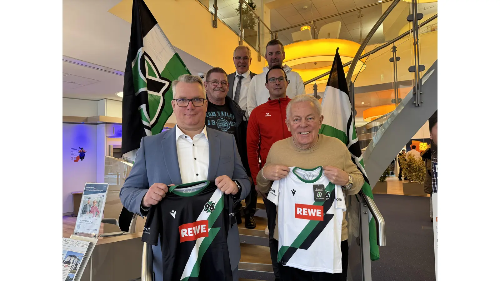 Alexander Zuschlag (Regionalleiter der Volksbank), Wilfried Krömker (VfR Evesen)<br>mittlere Reihe: Jürgen Bolte (VfR Evesen), Thomas Rothmann (stellvertretender Jugendleiter beim VfR Evesen)<br>hintere Reihe: Joachim Schorling (Vorstandsmitglied der Volksbank in Schaumburg und Nienburg), Michael Wolf (Cheftrainer der Hannover 96 Fußballschule). (Foto: privat)