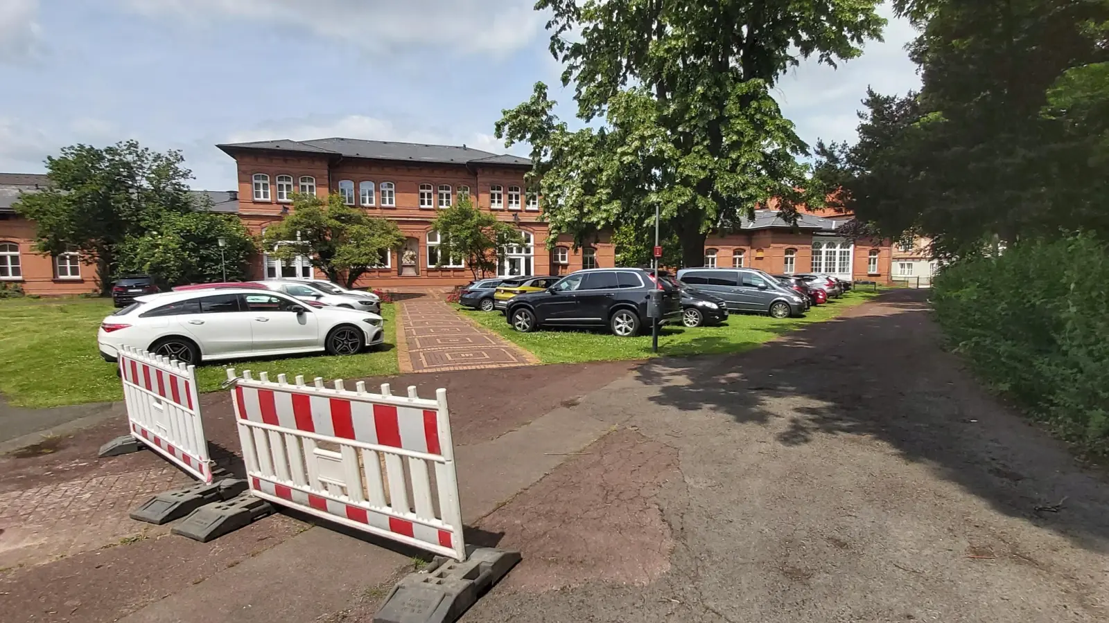 Wird seit einiger Zeit als Parkplatz genutzt: Die Grünfläche zwischen Seniorenwohnungen, Hotel Esplanade und der Wandelhalle. (Foto: gk)