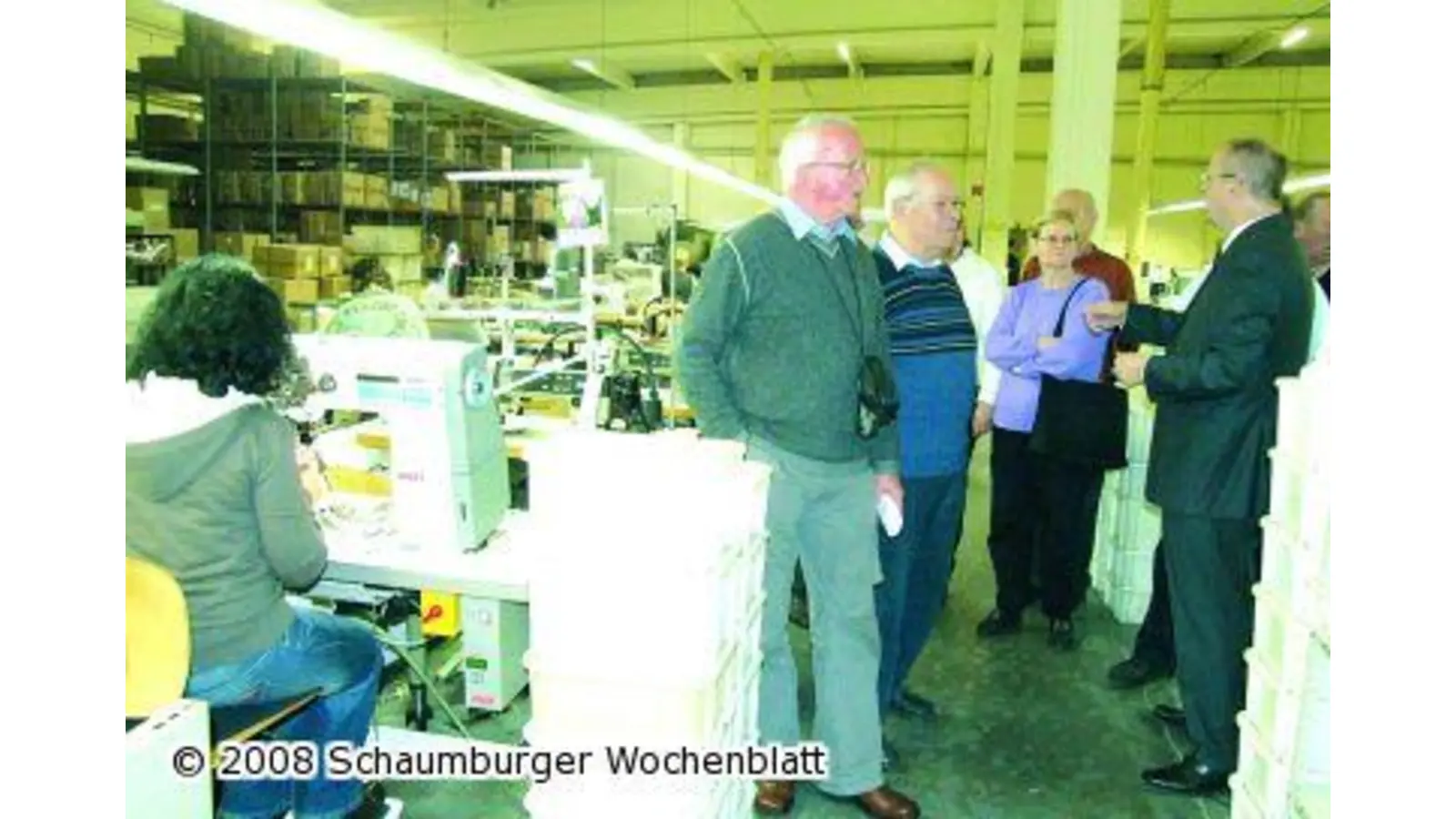 Schaumburger Heimatfreunde zu Besuch in einer Schuhfabrik (Foto: tt)