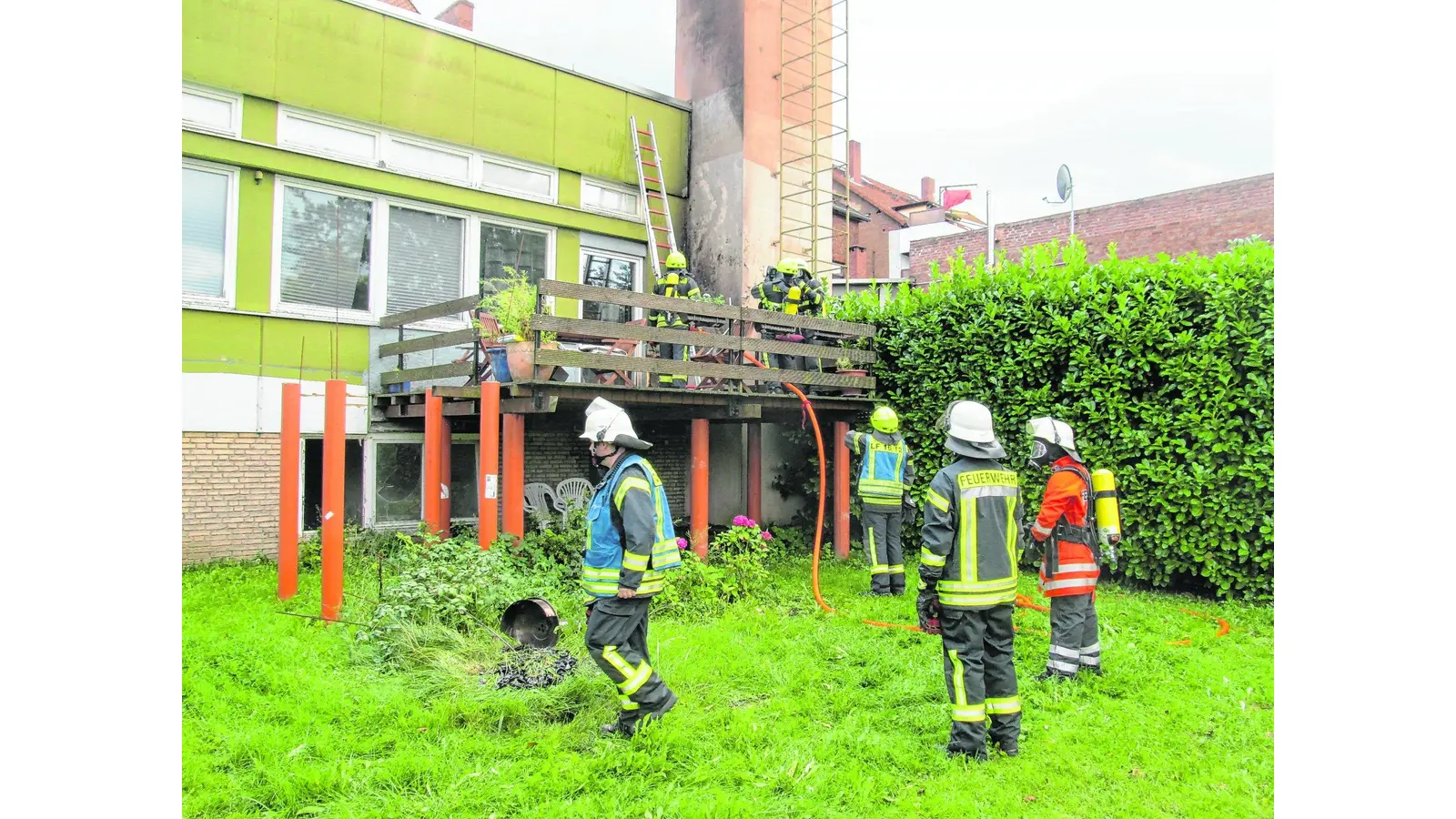 Feuer auf dem Balkon bedroht Wohnhaus (Foto: ds)
