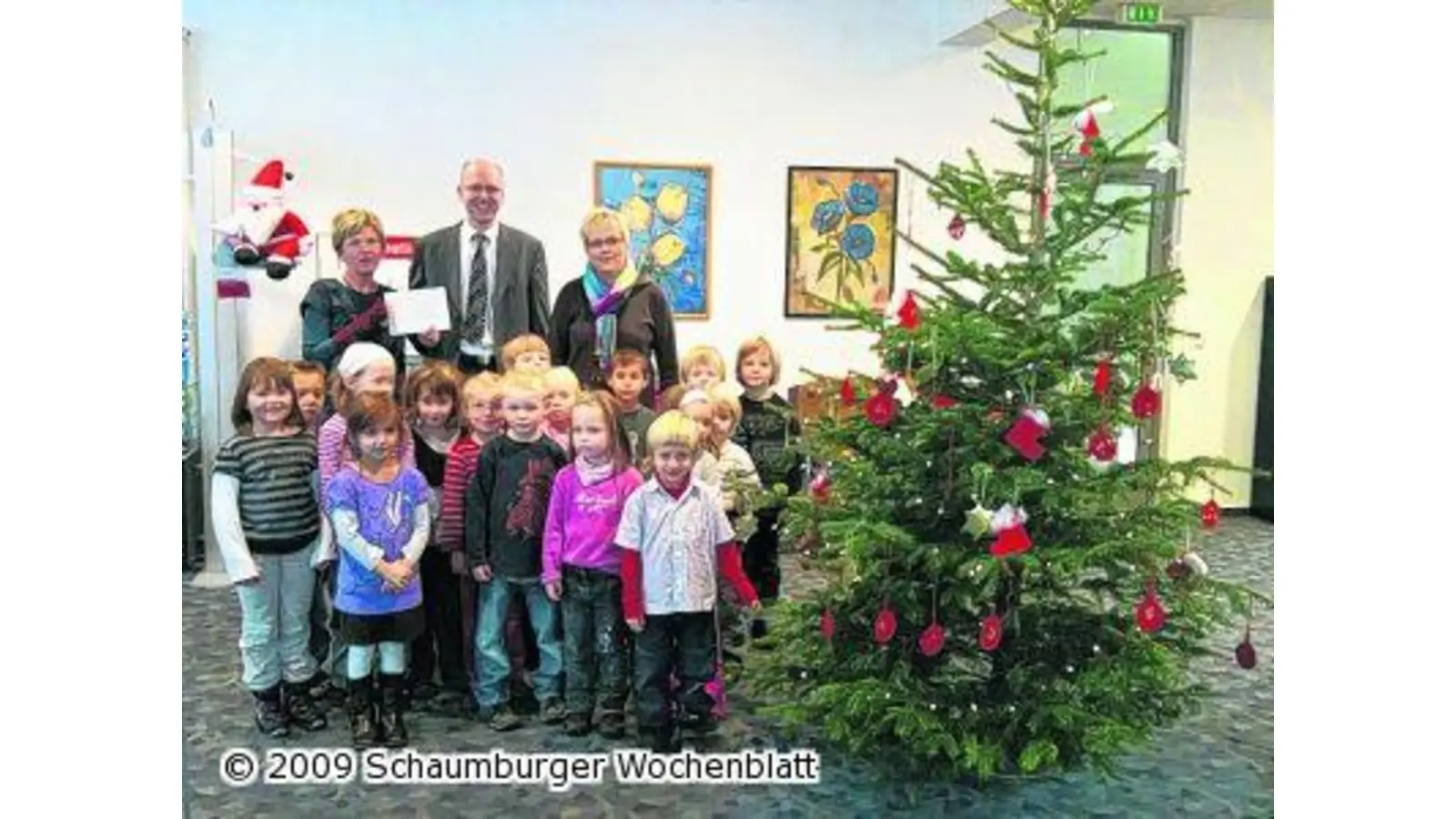 Kinder schmücken Weihnachtsbaum (Foto: em)