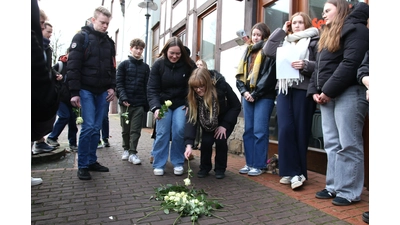 Schüler von der IGS legen Blumen an den Stolpersteinen von Clara und Pauline Asch nieder. (Foto: bb)