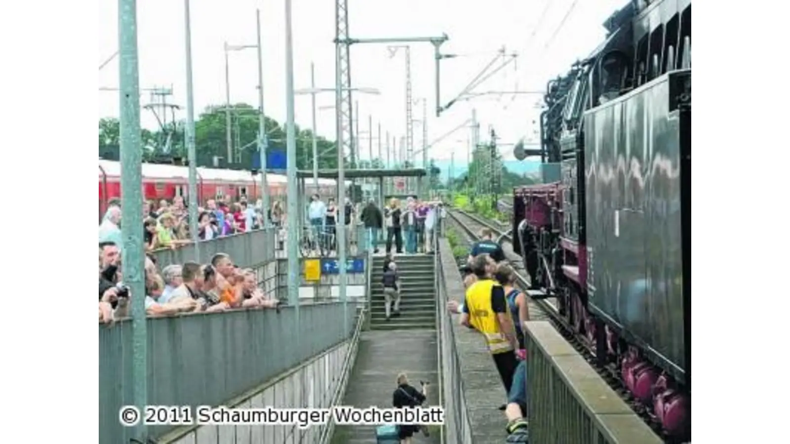 Feuerwehr versorgt Dampflok mit Wasser (Foto: red)