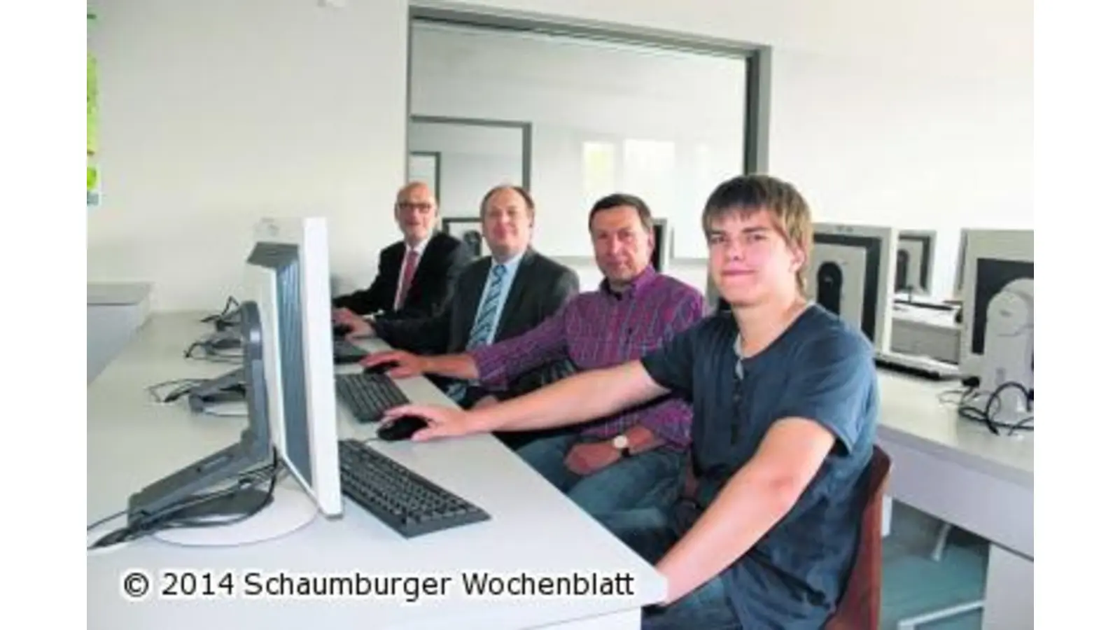 Senioren lernen den Umgang mit Computern (Foto: ag)