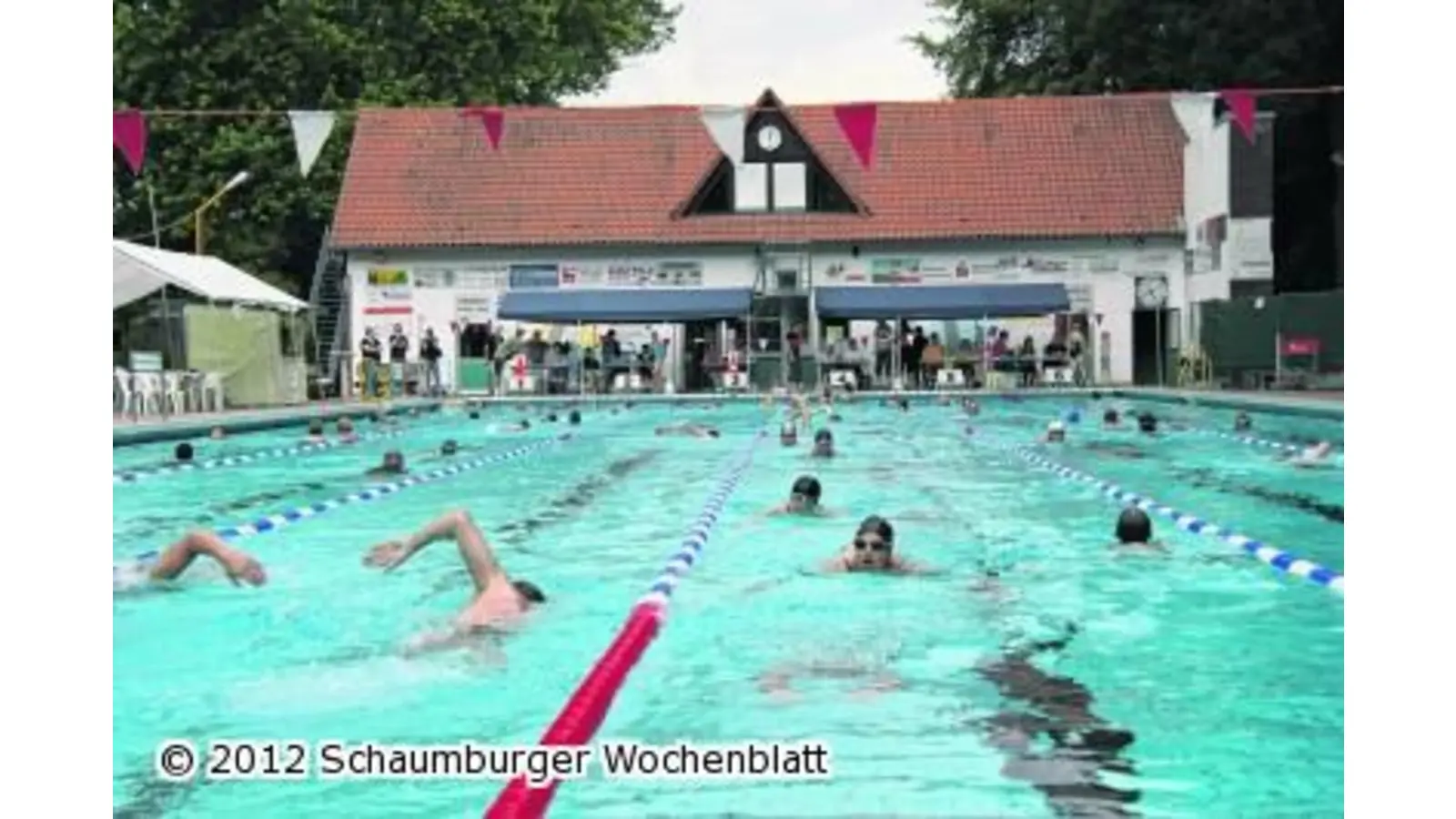 Sportler schwimmen im Sonnenbrinkbad von Obernkirchen in 24 Stunden bis nach Neapel (Foto: mh)