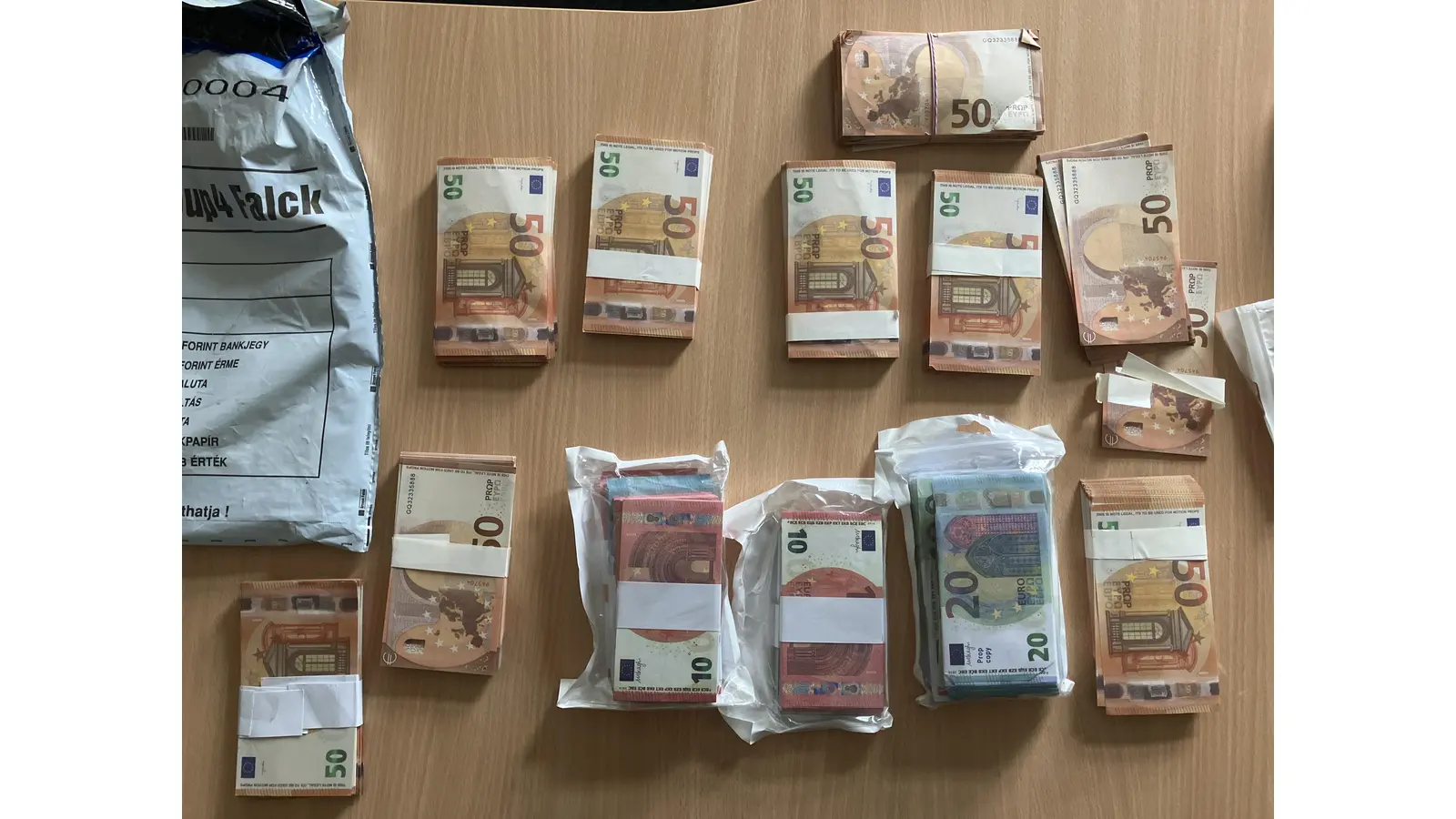 Falschgeld in einer beträchtlichen Höhe. (Foto: Polizei)
