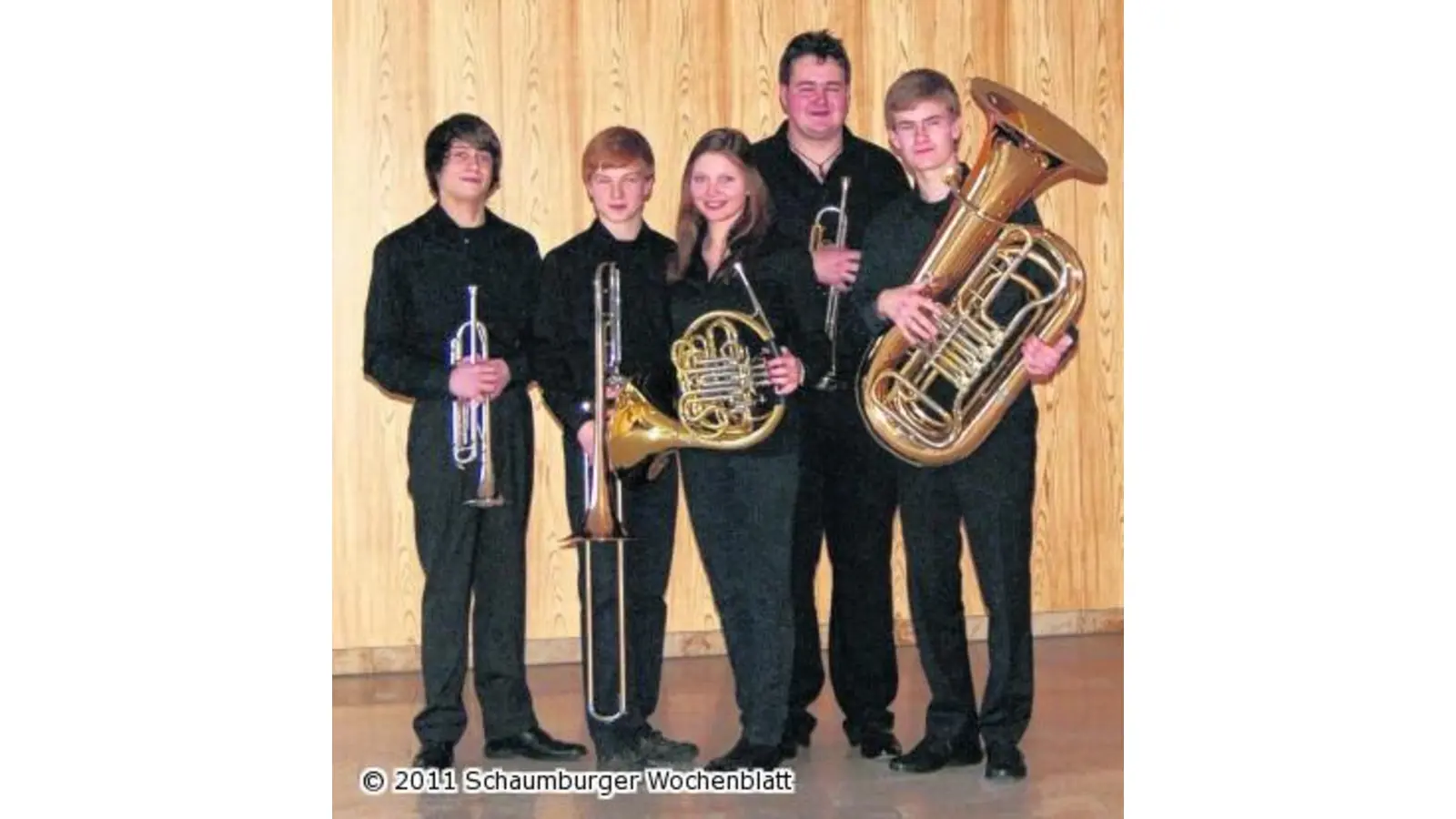 Junge Blechbläser spielen in der Kirche (Foto: em)