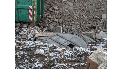 Erste Sichtung: Die Metallziffernblätter inmitten des Bauschutts. (Foto: ab)