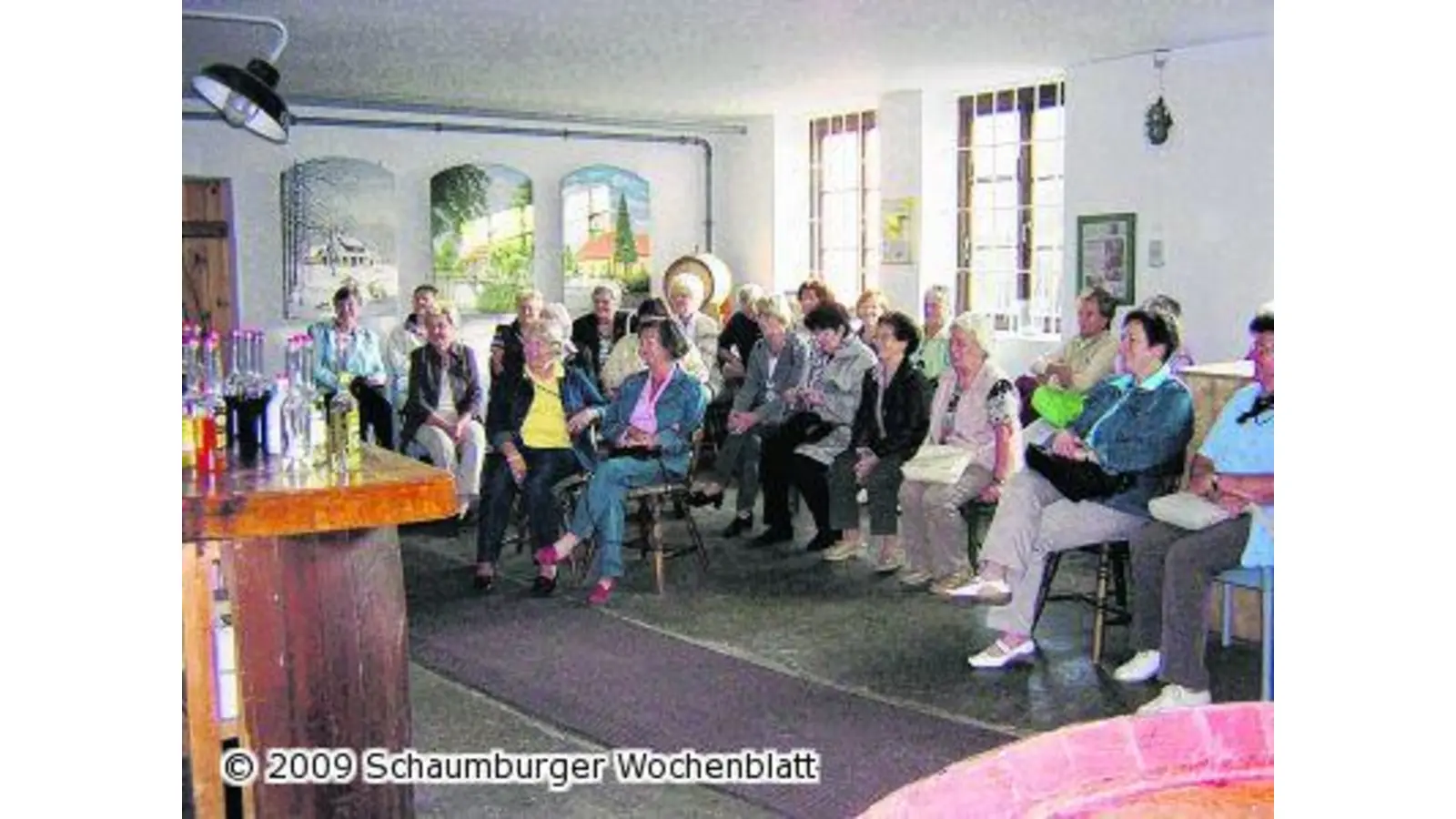 Heimische Landfrauen probieren Schnaps (Foto: em)