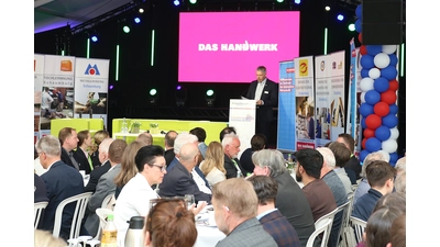 Kreishandwerksmeister Dieter Ahrens begrüßt die Gäste auf dem Handwerkerfrühstück bei der Regionalschau.  (Foto: bb)