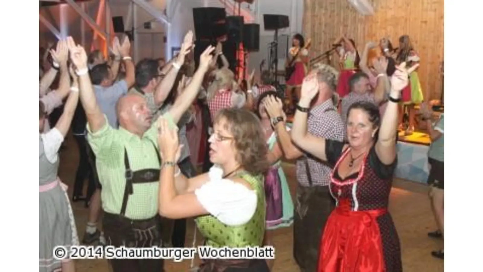 Ausgelassene Feier in Dirndl und Lederhose (Foto: bb)