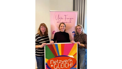 Hanna Stübecke und Bianca Weber gemeinsam mit Referentin Sandra Schauer Bolte nach dem Vortrag. (Symbolbild: Lea Weber)