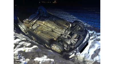 Das Auto geriet in einen Graben. (Foto: Polizei Minden-Lübbecke)