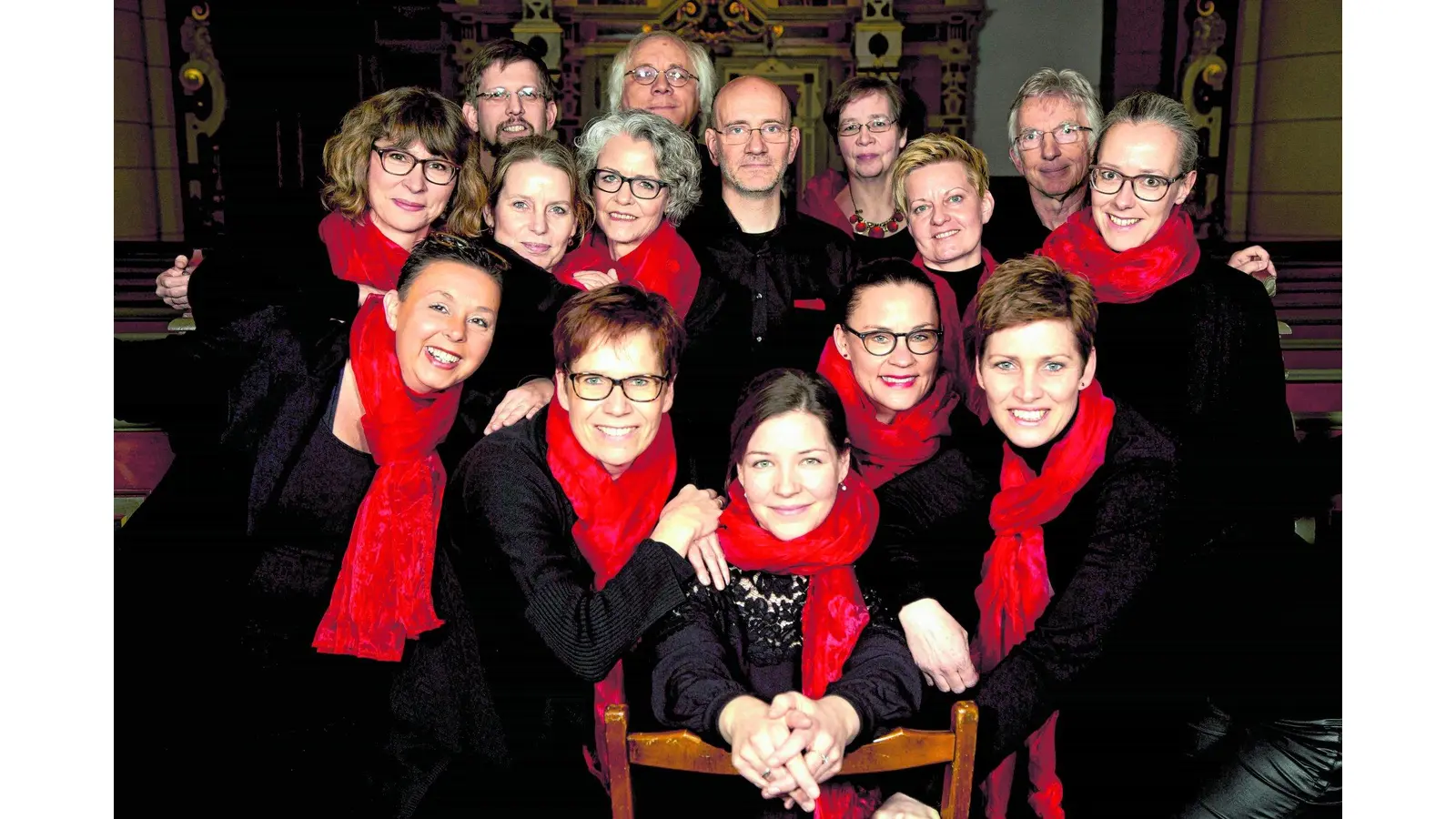 Ein großes Konzert zum MuttertagDer Bückeburger Kammerchor singt weltliche und geistliche Lieder BUeCKEBURG (jb). Einen bunten Liederstrauß präsentiert der Bückeburger Kammerchor Cantemus am Muttertag, 12. Mai, um 17 Uhr in der Meinser Kirche. Nahezu alle Sängerinnen und Sänger des seit 15 Jahren bestehenden Chores haben in ihrer Kindheit in einem der Bückeburger Traditionschöre gesungen. Die Chorleitung liegt bei Stephanie Feindt, nach wie vor singt der Chor jedoch ohne Dirigat, was ein aufmerksames Gespür jedes Einzelnen erfordert. Zu Gehör kommen geistliche und weltliche Stücke, Madrigale, vier Stücke aus Skandinavien sowie traditionelle deutsche Lieder. Einlass zu dem Konzert ist um 16.30 Uhr, der Eintritt ist frei. Foto: privatDer Kammerchor lädt ein. (Foto: jb)