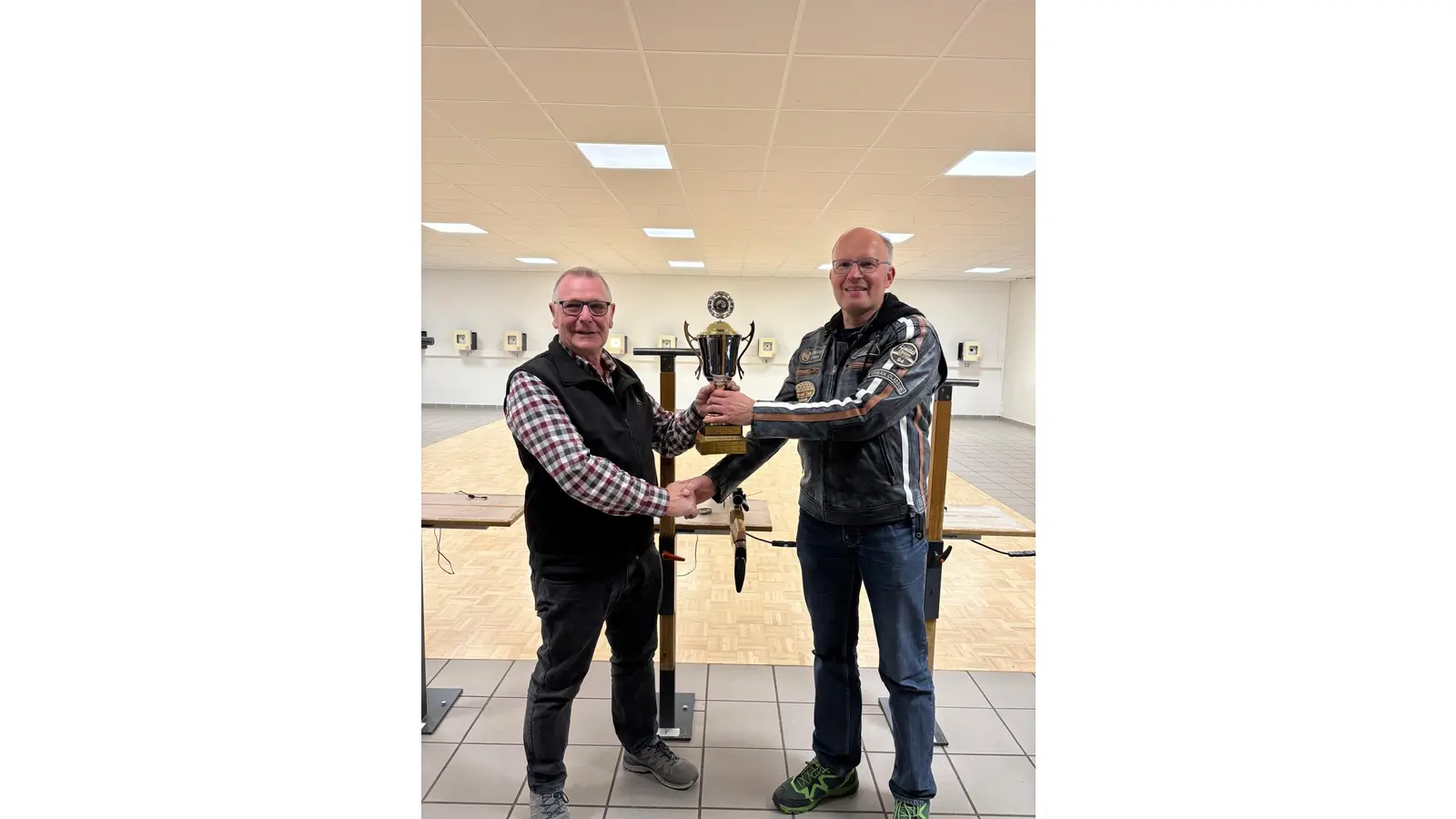 Frank Sieveke (rechts) verteidigt den Pokal. (Foto: privat)