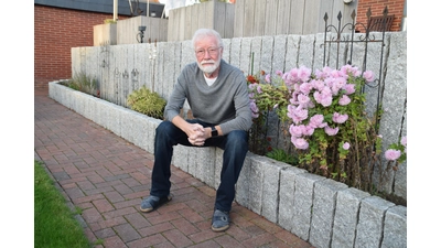 Dieter Fischer genießt seinen großen Garten - man sieht es ihm an! (Foto: ab)