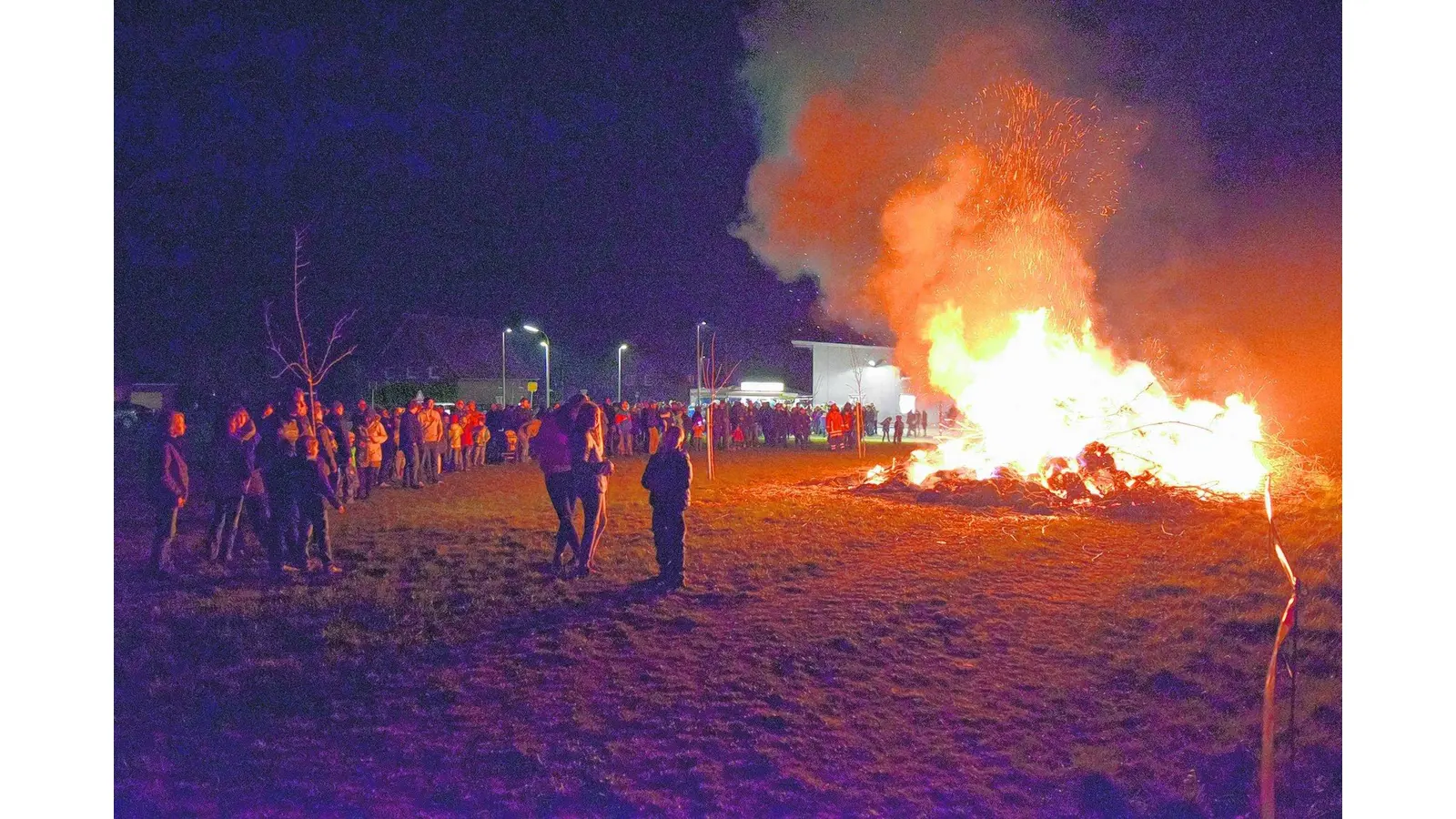 Hunderte strömen zum Osterfeuer (Foto: mk)
