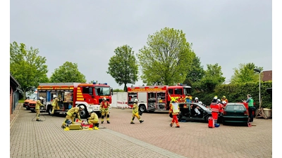 Feuerwehr und Rettungsdienst üben gemeinsam am Feuerwehrhaus Rodenberg. (Foto: privat)