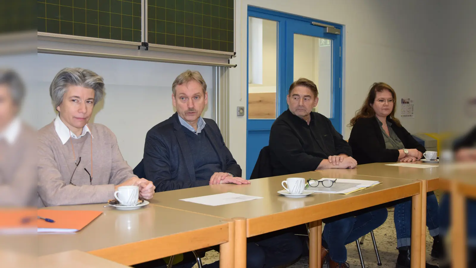 Klaus Heimann, Claudia Altmann, Ralf Mahnert und Janina Dornbusch informieren über die neue Notunterkunft für Geflüchtete in der Sporthalle der ehemaligen IGS Ostertorstraße. <br> (Foto: ste)