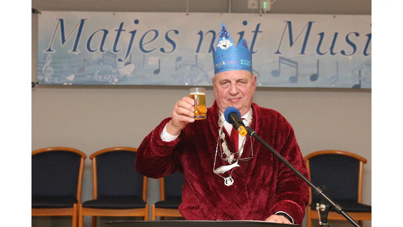 Heringskönig Peter „der Große” Forstner prostet der Matjesgemeinde zu.  (Foto: bb)