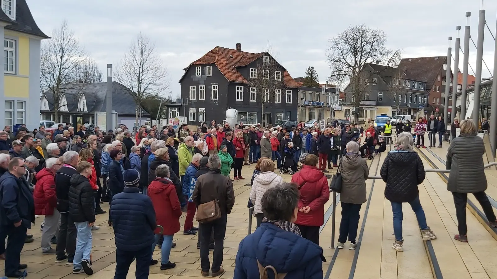 Im Halbrund hörten die Demonstranten auf die Rednerinnen und Redner auf dem Dr.-Ernst-Blumenberg-Platz in Bad Nenndorf. (Foto: gk)