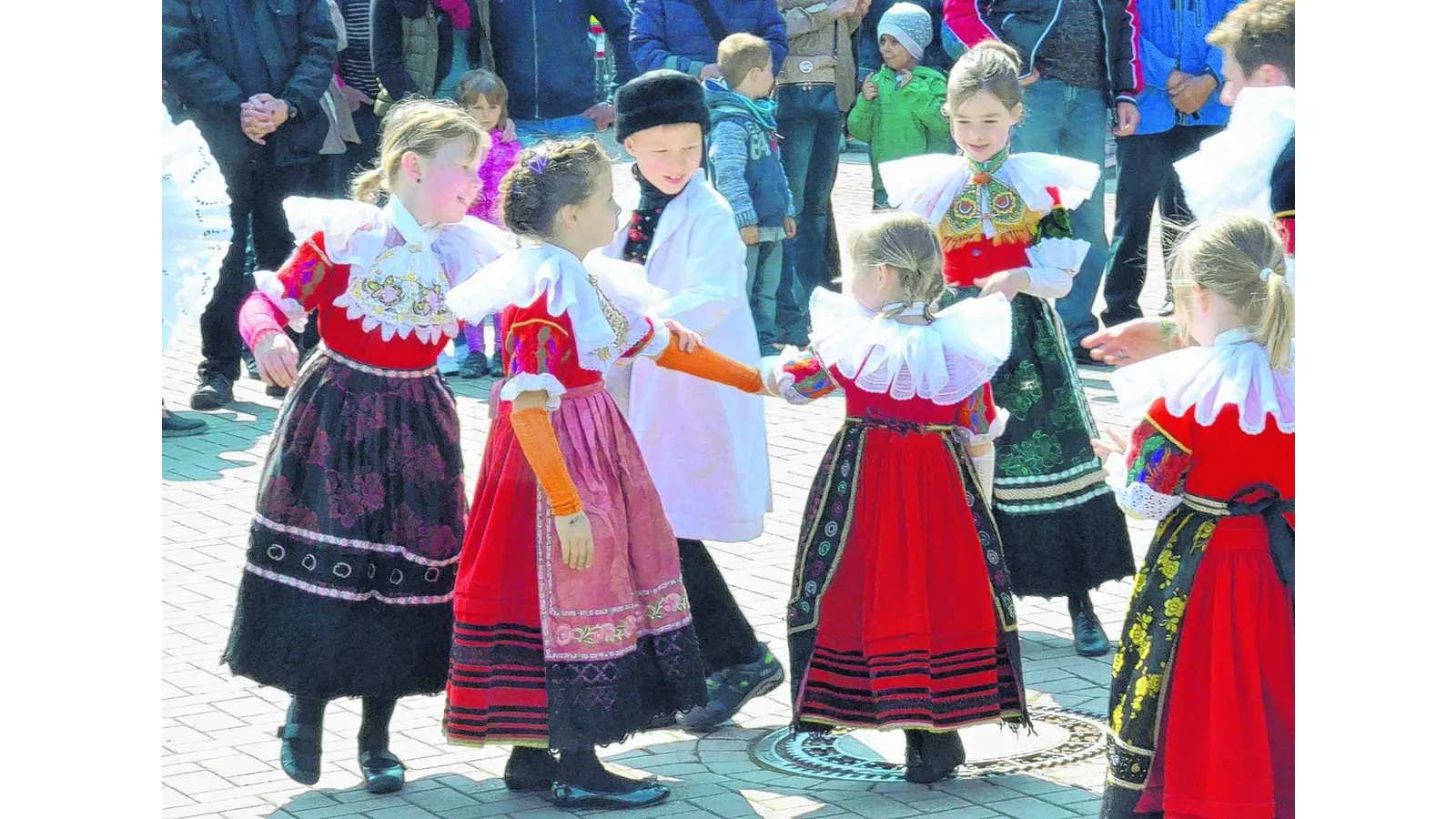 Tanz unter dem Maibaum bei strahlendem Sonnenschein (Foto: red)