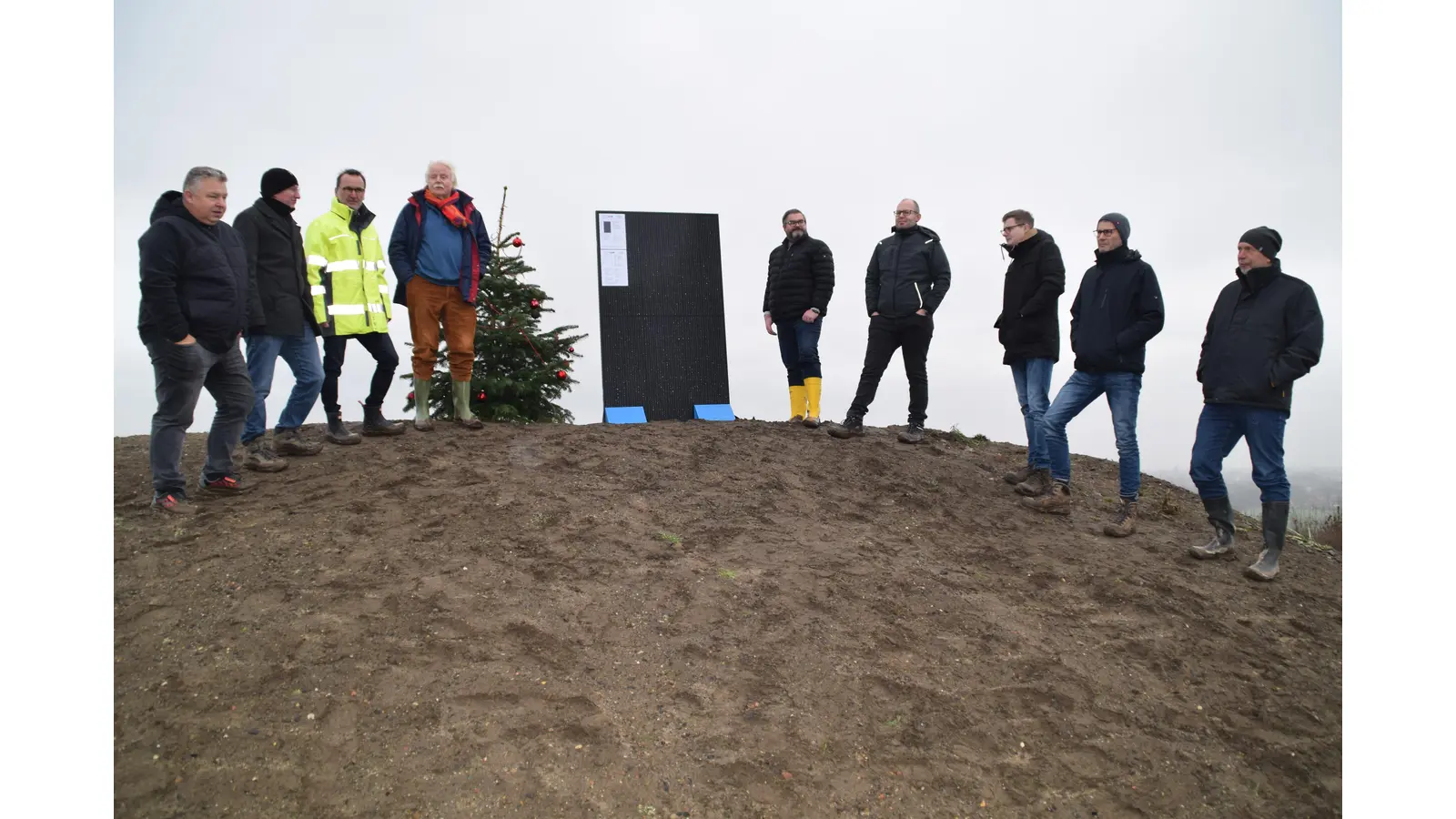 Kurz vor Weihnachten 2022 standen die Ampeln für die PV-Anlage auf dem Gipfel der Halde noch auf grün. (Foto: ab)