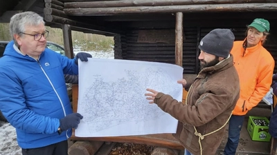 Revierförster Marten Bodenstab erklärt anhand der Flurkarte die unterschiedliche Bodenbeschaffenheit der einzelnen Flurstücke. (Foto: privat)