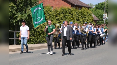 Archivbild aus dem vergangenen Jahr: Bürgermeister Heiko Monden und Festausschussvorsitzender Jürgen Hensel führen den Festumzug durch das Dorf an.  (Foto: gi)