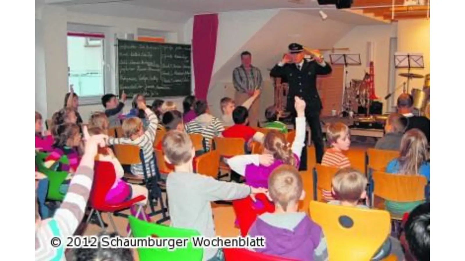 Mit richtig viel Puste die Grundlagen beim Feuerwehr-Blasorchester lernen (Foto: ste)