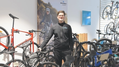 Der gebürtige Bückeburger Phillip Hobelsberger eröffnet mit einer Riesen-Auswahl die neuen Fahrrad-Scheune. (Foto: nd)