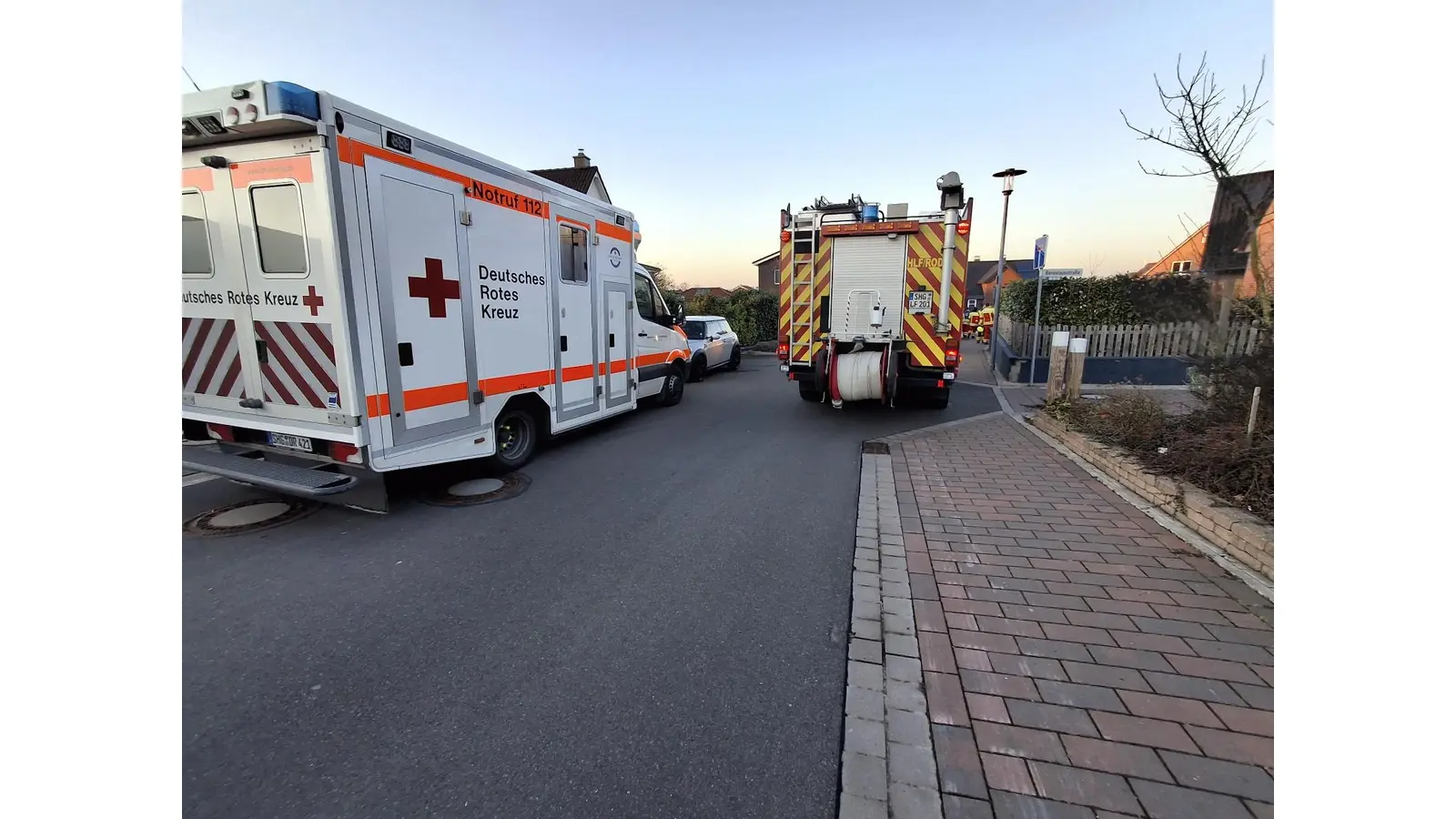 Rettungskräfte und Feuerwehr in der Bernsteinstraße. (Foto: privat)