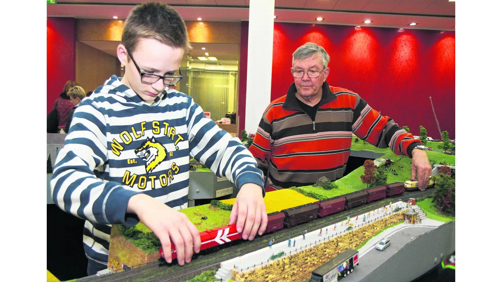 Schulmodellbahn steht in der Sparkasse (Foto: red)